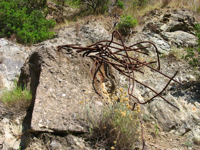 Des fers à béton tordus comme de la guimauve