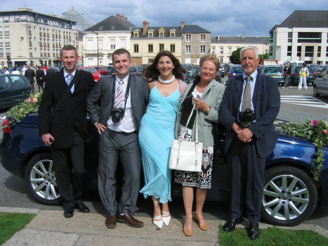 Devant le cabriolet des mariés
