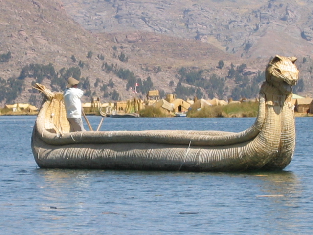 Une embarcation des Îles Uros
